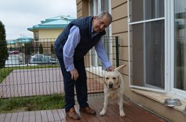 [Translate to Brasil:] Male patient with his dog