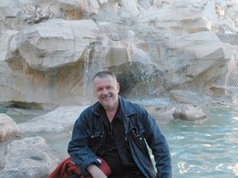 [Translate to Brasil:] Male patient at the Fontana de Trevi in Rom