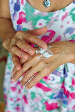 [Translate to Brasil - Portuguese:] Female hands applying hand cream