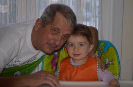 [Translate to Brasil:] Neculai Grigoraș and his grandson