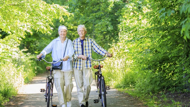 [Translate to Brasil - Portuguese:] Elderly couple with their bicycles