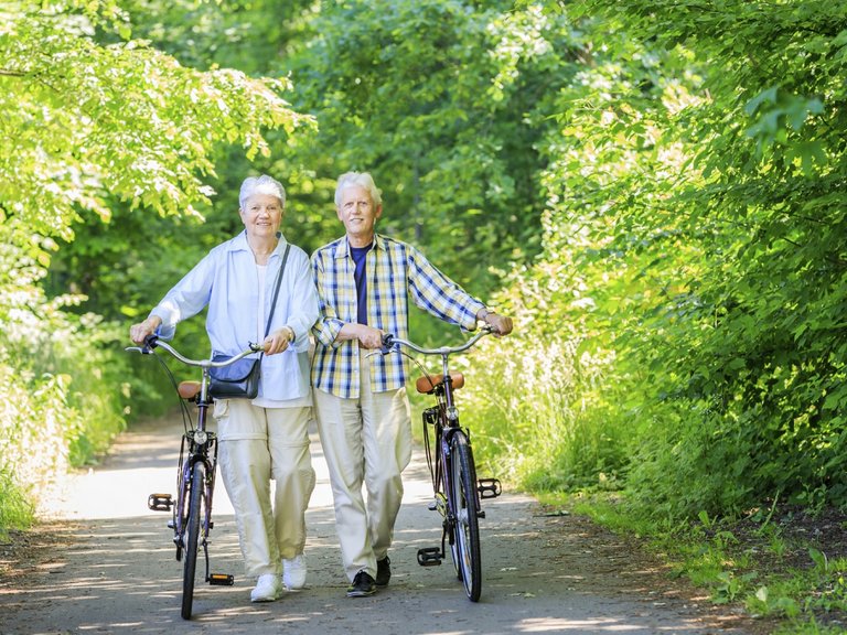 [Translate to Brasil - Portuguese:] Elderly couple with their bicycles