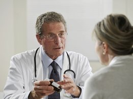 [Translate to Brasil - Portuguese:] Doctor handing medication to a patient