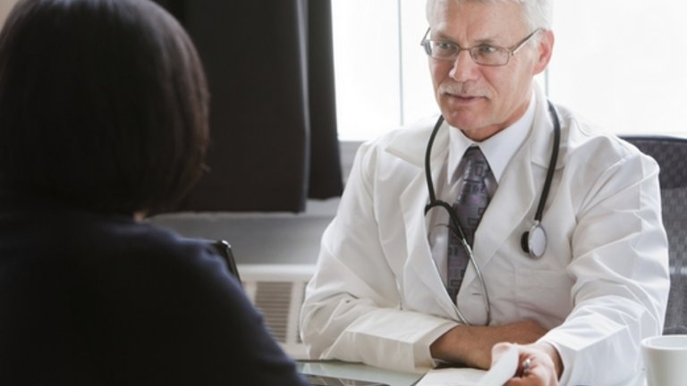 Médico falando com paciente