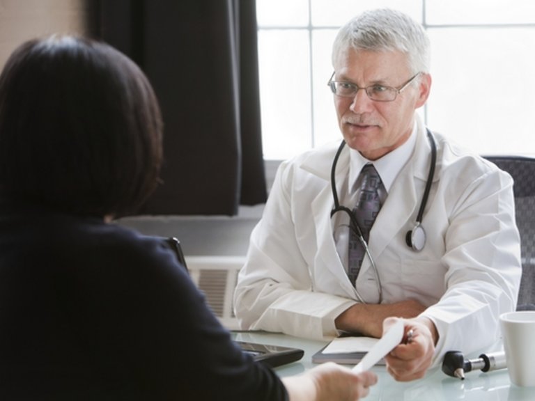 Médico falando com paciente