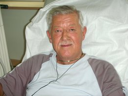 [Translate to Brasil - Portuguese:] Male patient smiling during dialysis