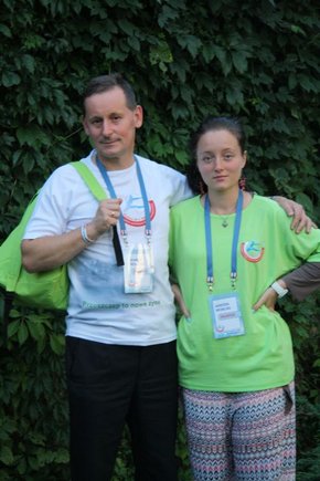 [Translate to Brasil:] Rajmund and his daughter in Krakow as volunteers