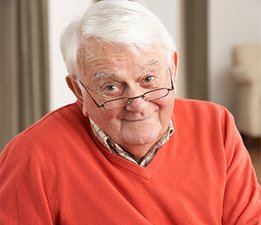 [Translate to Brasil - Portuguese:] Old patient checking his insulin 