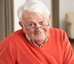 [Translate to Brasil - Portuguese:] Old patient checking his insulin 