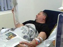 [Translate to Brasil:] Male patient having dialysis