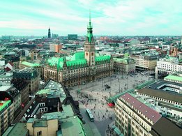 [Translate to Brasil - Portuguese:] View of City Hall and the city panorama in Hamburg