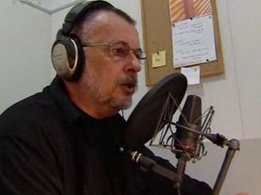 [Translate to Brasil:] Male patient working in a studio