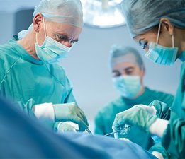 [Translate to Brasil - Portuguese:] Medical team performing surgery
