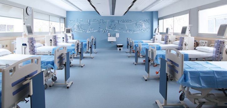 Sala dos pacientes com máquinas de diálise