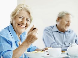 [Translate to Brasil - Portuguese:] Couple having breakfast